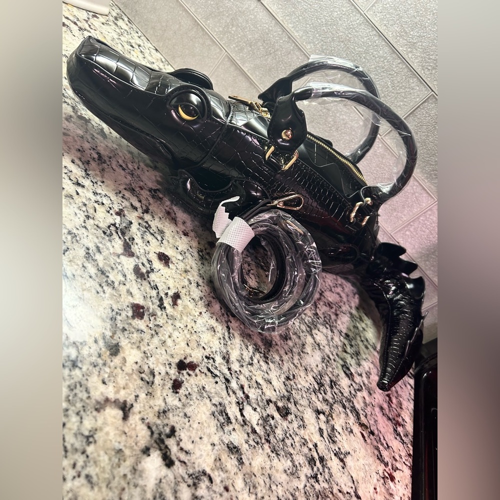 Alligator-Print Women’s Black 🖤 Handbag NEW WITH TAGS 🐊 w/ Detachable Strap - Picture 3 of 11